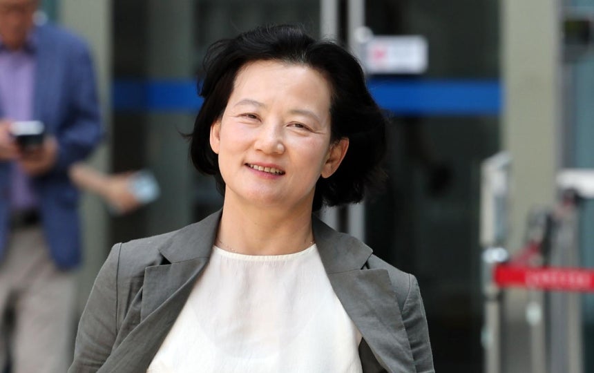 지난해 12월 인사에서 고검검사급 보직인 대전고검 검사로 좌천된 정유미 검사장이 11일 서울 서초구 서울행정법원에서 열린 인사명령처분취소 1심 선고기일에 출석한 뒤 밖으로 나서고 있다.연합뉴스