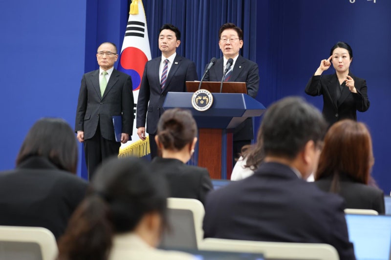 [속보] <b>이 대통령</b> "<b>교황</b>께 내년 방한 계기 방북 <b>요청</b>… <b>교황</b>도 적극 추...