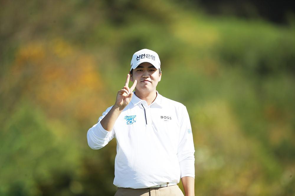 <b>장유빈</b>, KPGA 투어 <b>2주 연속 우승</b>…대상·상금 1위로 점프