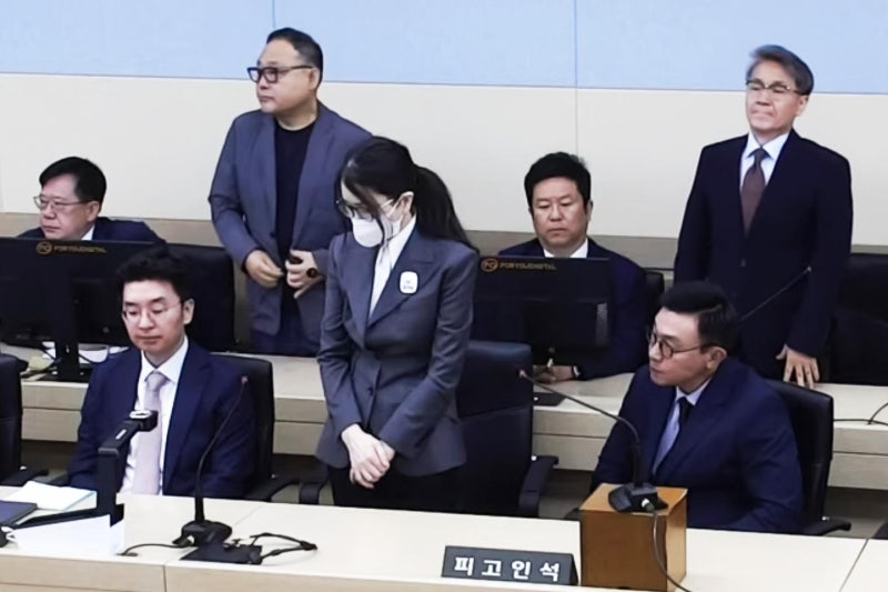 미간 찌푸린 채 변호인 바라본 김건희... 법정에 울린 '징역 7년'