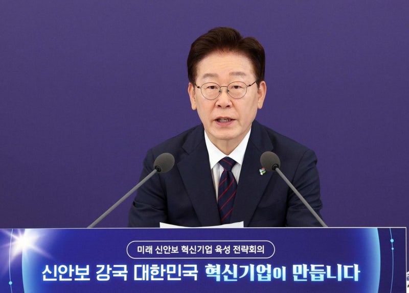 이 대통령, '反유시민 청년 논객' X글 공유… 與 전대 앞 해석 분분