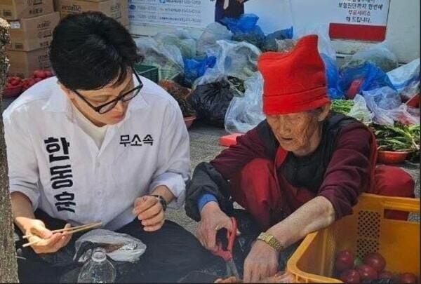 한동훈에 찰밥 준 할머니 "이제 오지 말고 국정이나 잘 보라 하이소"