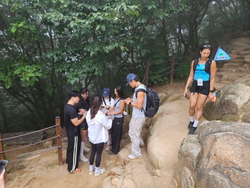 [현장]경쟁률 90대 1 뚫고 관악산 오른 청춘, 인연도 우정도 찾았다