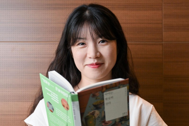 은둔 청년 앞에 악마를 불러왔다, 불가해한 세상을 설명하려고