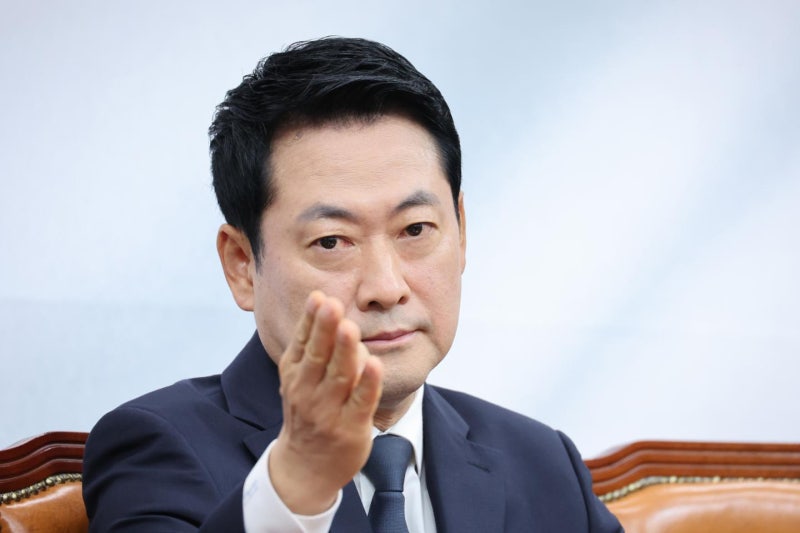 '기강' 잡는 사이 지지율 꺾인 국힘… 3주만에 민주당에 재역전