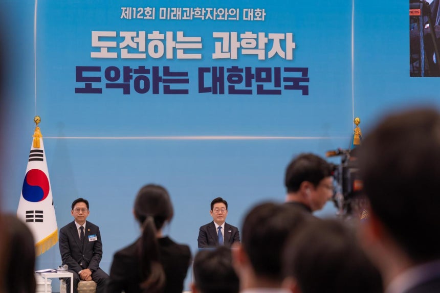 이재명 대통령이 2월 5일 청와대에서 열린 대통령과학장학생·올림피아드 대표단 친수 및 간담회에서 개최된 미래 과학자와의 대화에 참석하고 있다. 청와대 제공