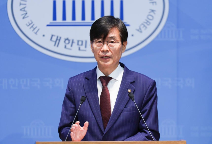 조경태 국민의힘 의원이 8일 서울 여의도 국회 소통관에서 장동혁 국민의힘 대표에 대한윤리위원회 제소 관련 기자회견을 하고 있다. 뉴시스