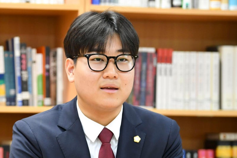 "20대라 주목받는 건 싫다, 성과로 평가받는 정치인 될 것" [김광수의 참견]