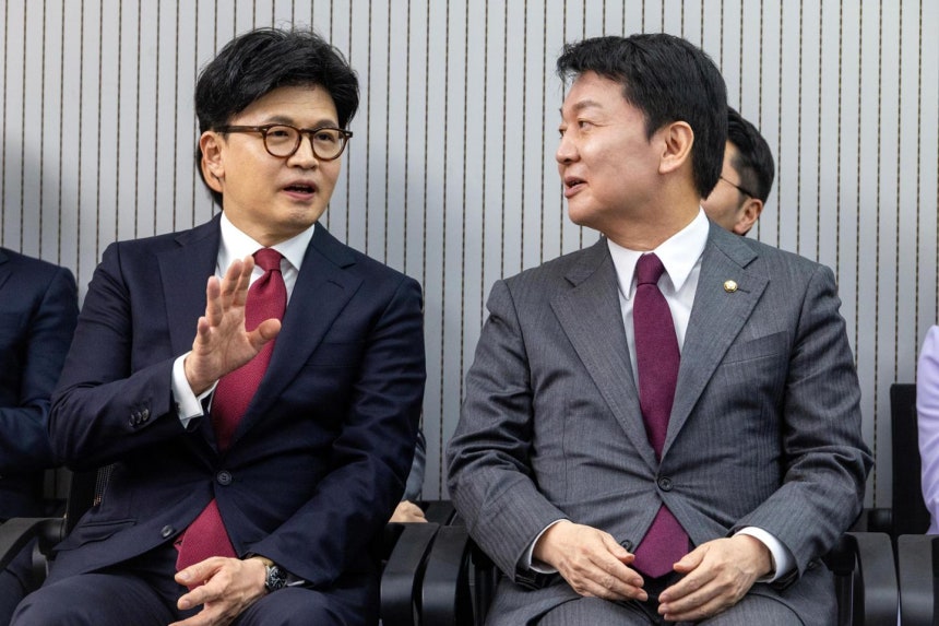 안철수(오른쪽) 국민의힘 의원과 한동훈 전 대표가 지난해 4월 29일 서울 영등포구 국민의힘 중앙당사에서 제21대 대통령 선거 후보자 3차 경선 진출자 발표를 기다리며 대화를 나누고 있다. 고영권 기자