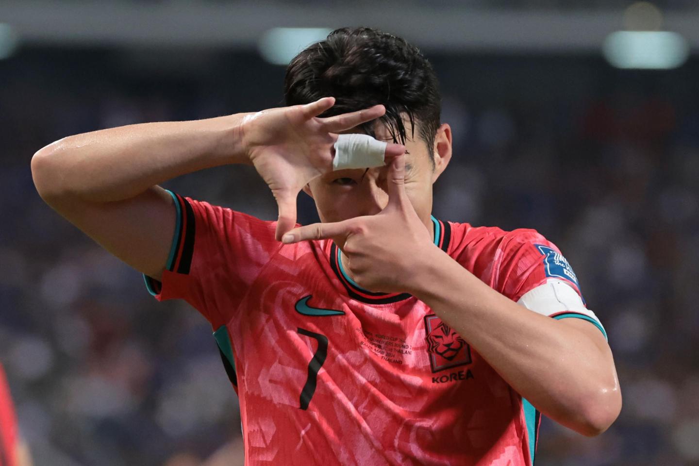 정가 8900원인데 11만원에 거래… '손흥민 컵' 내일부터 국내 판매