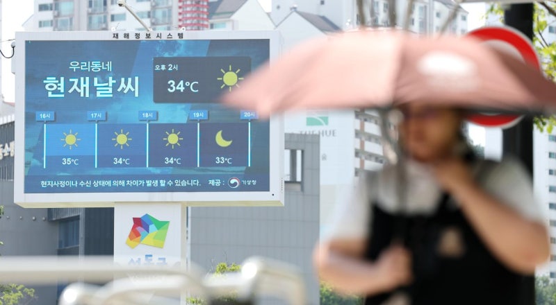 '이중 <b>열돔</b>'에 갇힌 한반도… 소나기 와도 폭염 기세 안 꺾여