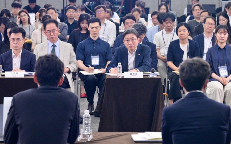 "주거사다리 보호" vs "집값만 올려"… 청년·전세·이주비 대출 갑론을박