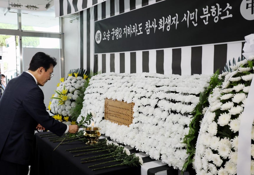 15일 청주시 임시청사에 마련된 오송 궁평2지하차도 참사 희생자 시민 분향소를 찾은 김민석 전 국무총리가 헌화하고 있다. 청주=연합뉴스