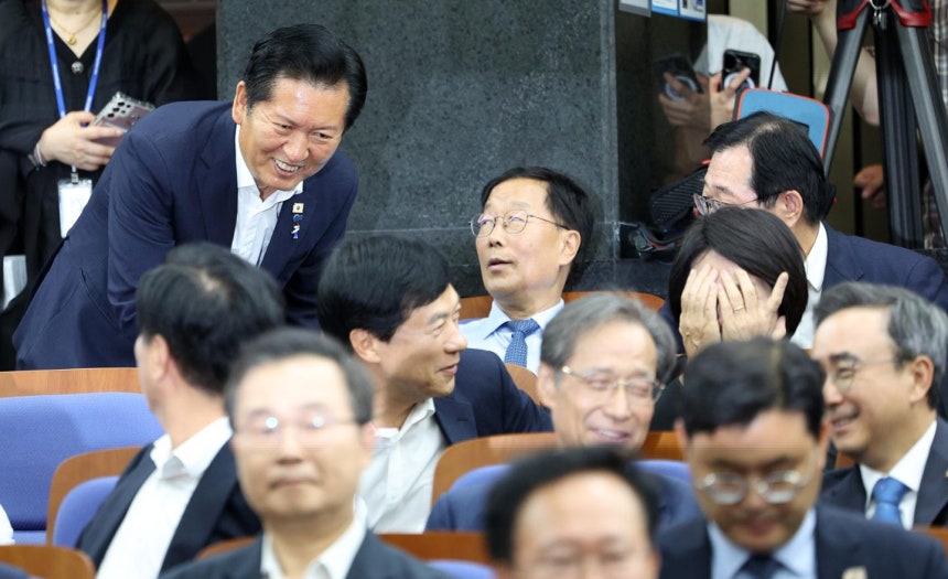 정청래 전 더불어민주당 대표가 14일 서울 여의도 국회에서 열린 의원총회에서 참석 의원들과 인사를 하고 있다. 뉴시스
