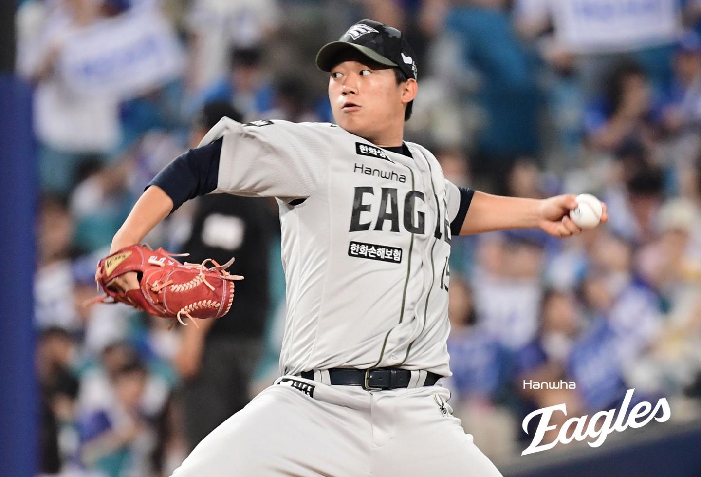[단독] "접착제가 녹았다"… 김기중 부정투구 퇴장 원인, '<b>글러브</b> 결함'...
