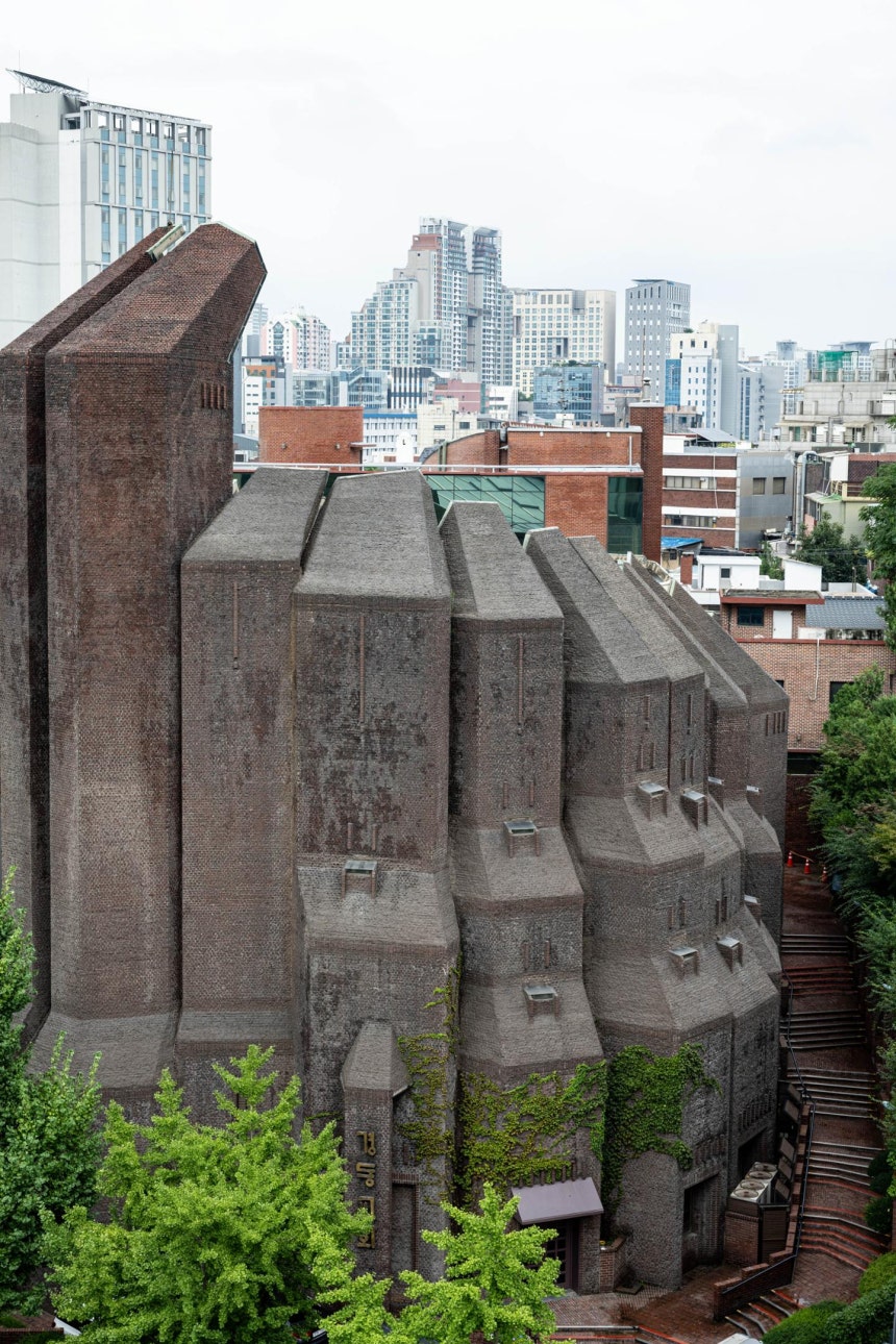 경동교회는 골고다 계단 초입에 적힌 '경동교회' 네 글자를 보기 전에는 건물의 용도를 특정하기 어려운 건물이다.