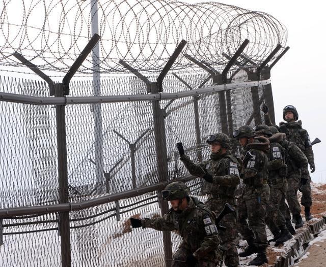 최전방서 '빈 총' 들고 경계 서는 軍... 오발 사고 우려?