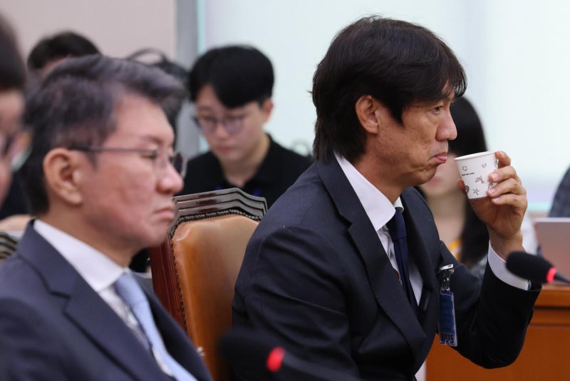 [속보] 고개 숙인 전 한국 <b>축구</b> 수장들 "월드컵 기대 부응 못해 죄송"