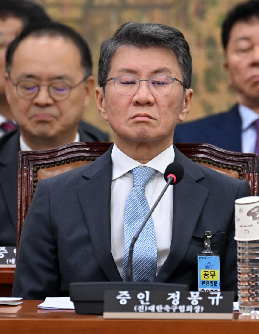 정몽규 전 대한축구협회장이 30일 서울 여의도 국회에서 열린 문화체육관광위원회 대한축구협회 청문회에 참석해 자리에 앉아 있다. 뉴스1