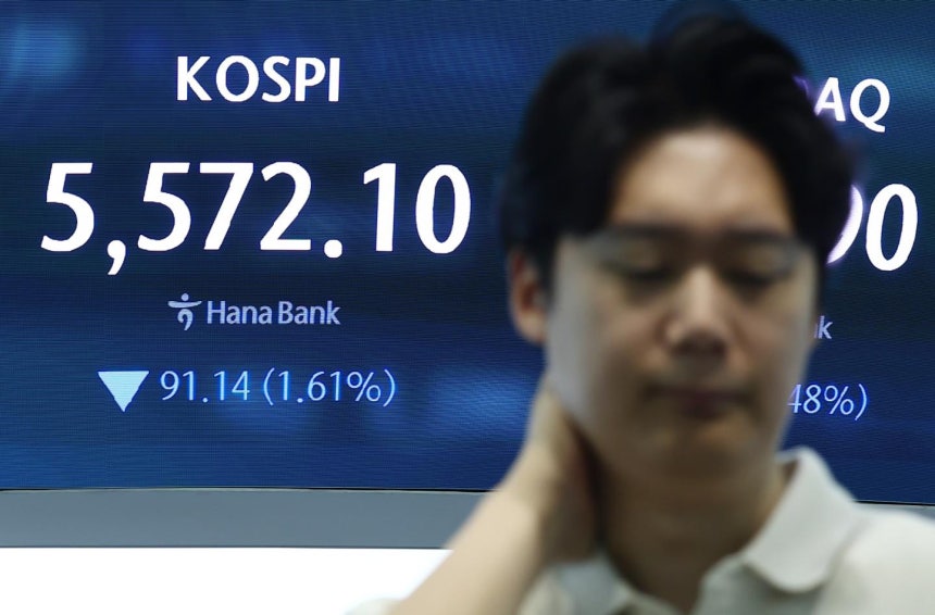 코스피가 5,600선에서 소폭 상승 출발했다가 곧바로 하락 전환한 30일 오전 서울 중구 하나은행 본점 딜링룸에 개장 시황이 나오고 있다. 뉴스1