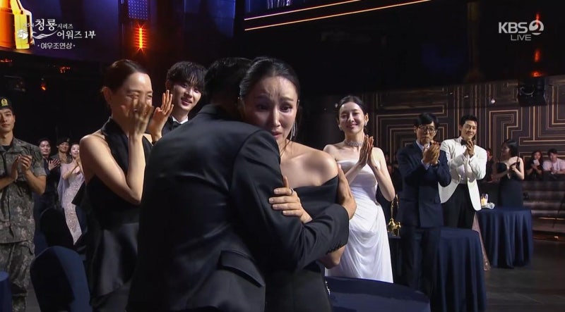 '청룡' 박보경 수상에 남편 <b>진선규</b> 오열…"커플링 대신 '커플 트로피' 생...