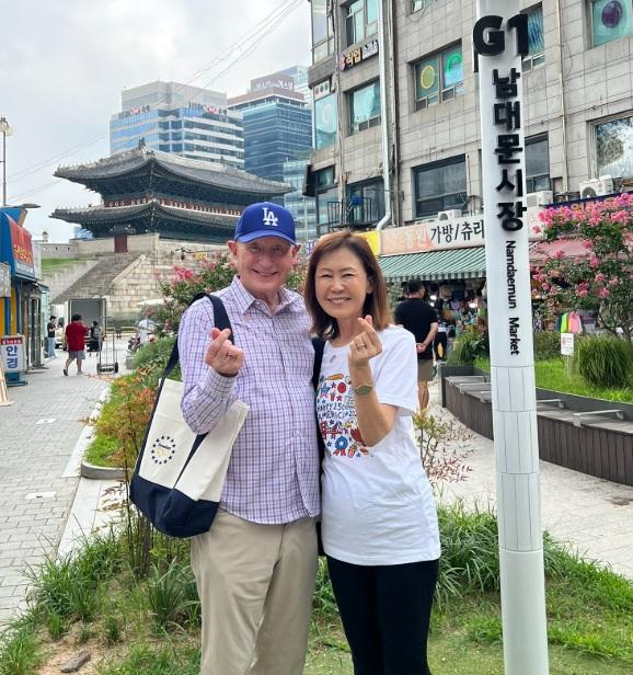 남대문시장을 찾은 미셸 스틸(오른쪽)주한미국대사와 남편 숀 스틸 변호사 모습. 미셸 스틸 대사 X 캡처