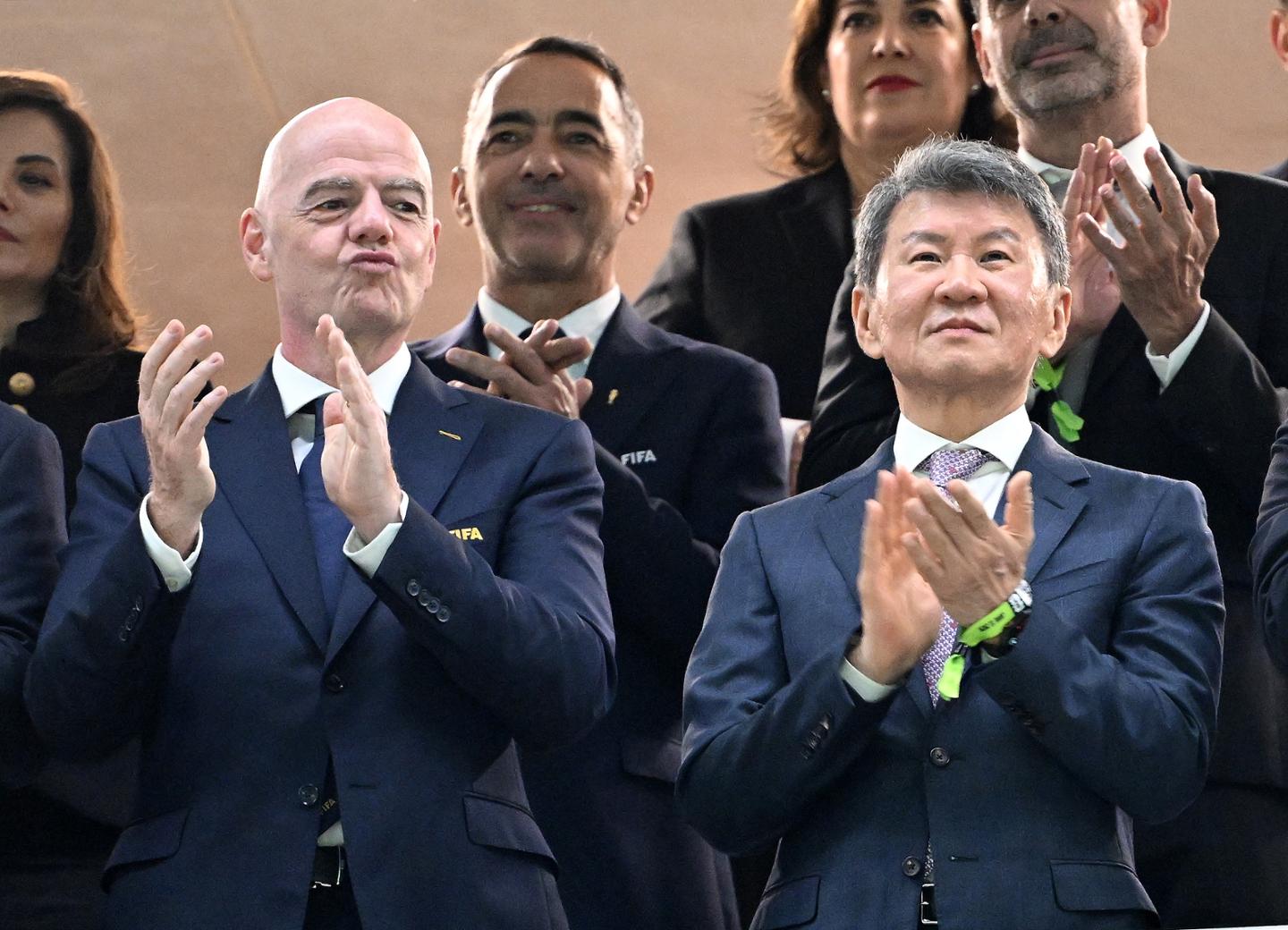 인판티노 FIFA 회장, '민간 지분 매각' 계획 철회