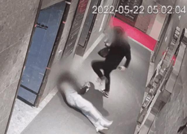2022년 5월 부산 부산진구의 한 오피스텔 공동현관에서 당시 귀가하던 김진주(가명·왼쪽)씨를 이현우가 돌려차기로 쓰러뜨린 뒤 무차별 폭행하고 있다. 폐쇄회로(CC)TV 영상 캡처
