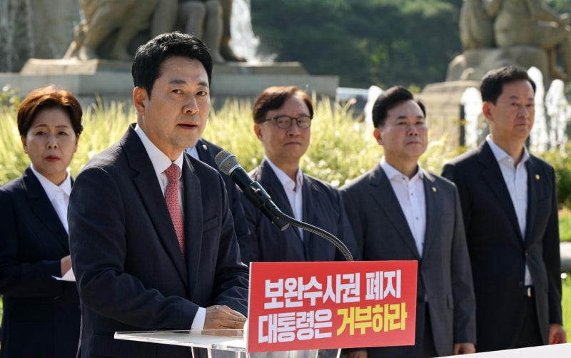 李 지지율 최저치   기록에... 국힘 '형소법 거부권 촉구·ETF 국조' 드라이브