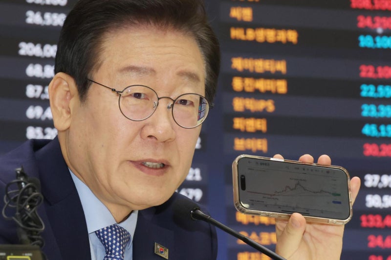 "주식 사랑꾼 李, 역풍 맞아"… 외신도 '단일 <b>레버리지</b> ETF 사태' 주목