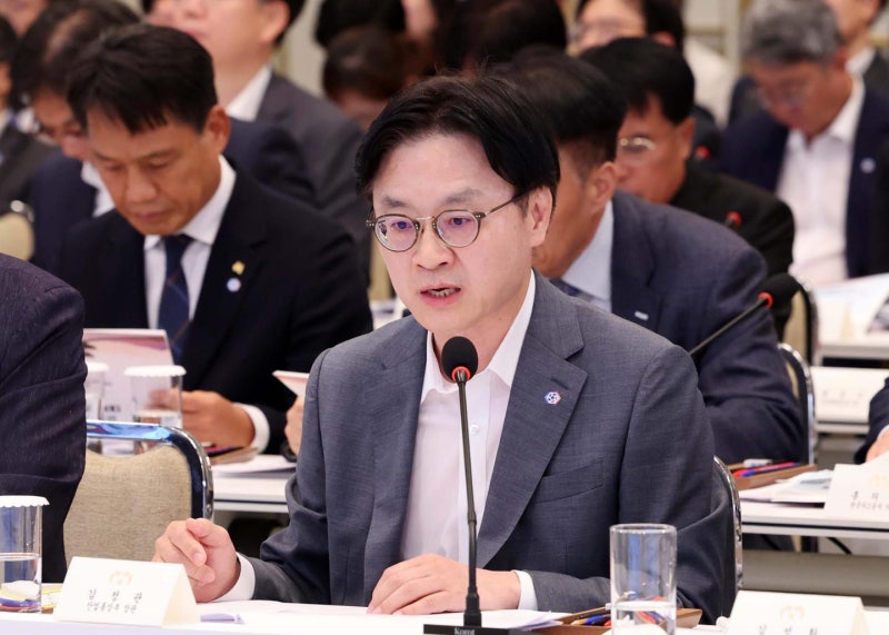반도체 산단 12년 단축, '메가특구법' 규제 300개 걷어낸다