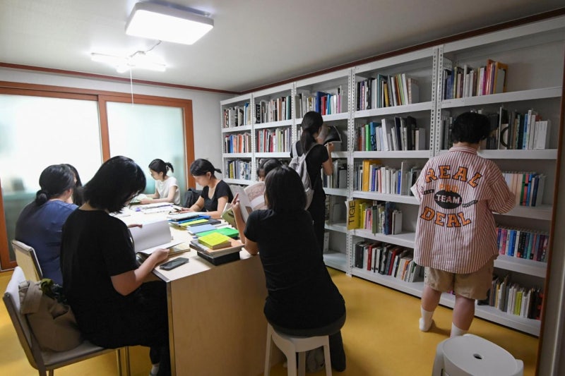 기계 한 대 없이 찍어낸 수천 권… 인쇄소로 귀향해 도서관을 이루다