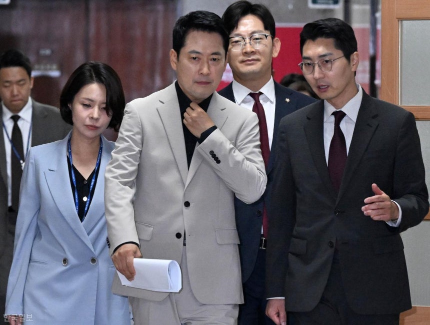 장동혁 국민의힘 대표가 4일 국회에서 현안 관련 기자회견을 하기 위해 이동하고 있다. 서재훈 기자