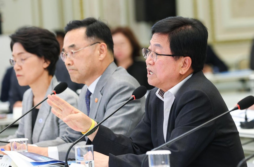 최교진 교육부 장관이 5일 청와대 영빈관에서 열린 교육부 업무보고에서 발언하고 있다. 뉴스1