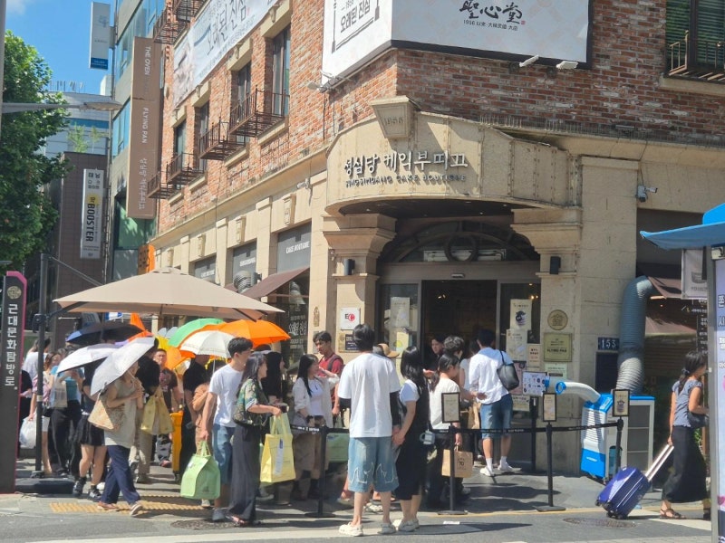 폭염에 빵 사려고 줄 서다가 실신... 성심당, 얼음생수·양산 제공