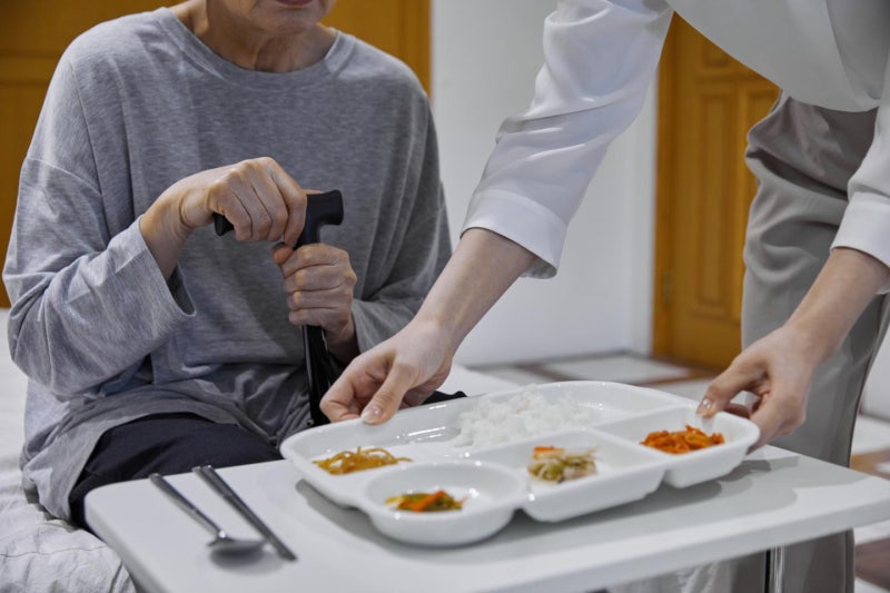 '간병 파산' 막자더니… 되레 환자 부담 커질 수 있는 '급여화의 역설'