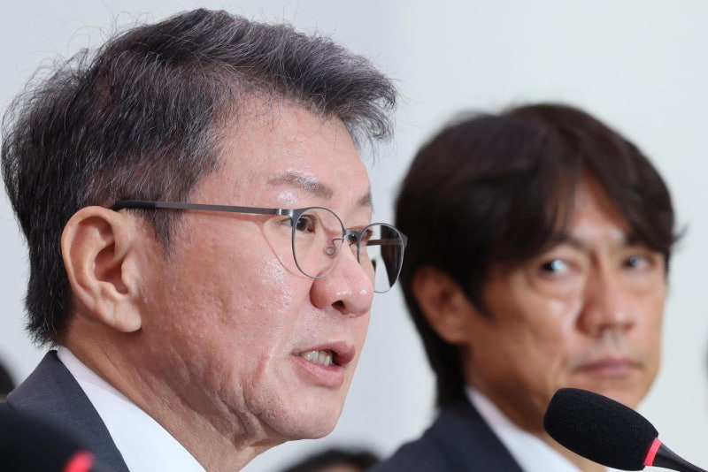 경찰, '홍명보 감독 선임 의혹' 대한축구협회 압수수색…수사 착수 2년 만