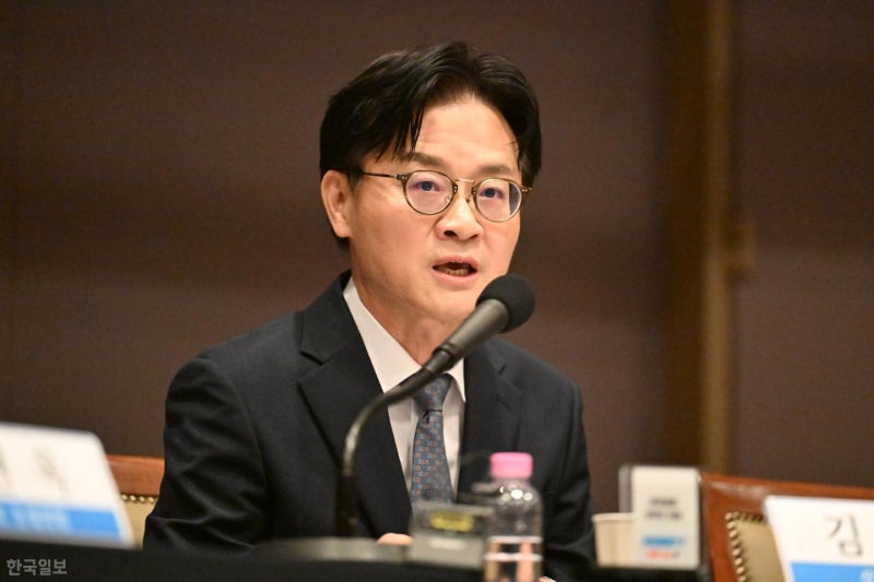 산업장관 "투자 없으면 1, 2년 뒤 반도체 한국 것 아냐... 나눠먹기 안 돼"