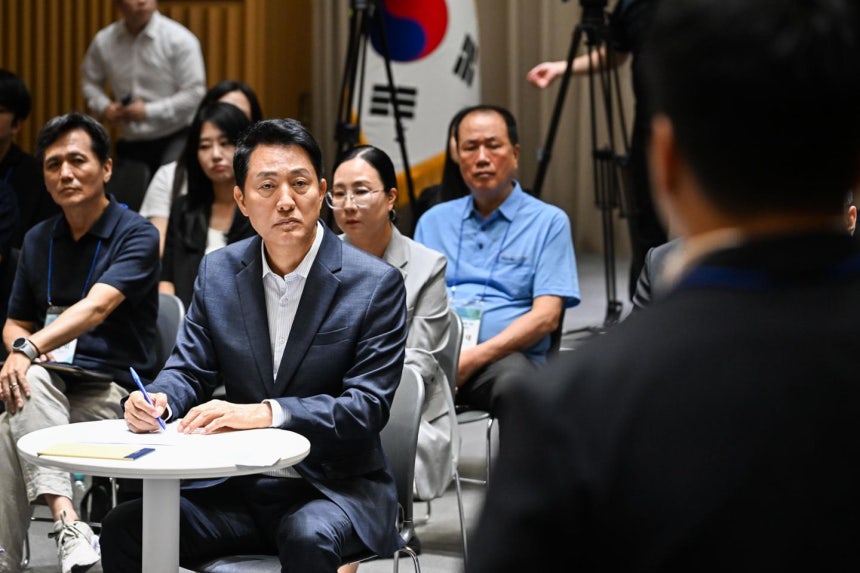 오세훈 서울시장이 6일 서울시청에서 열린 '부동산 정상화를 위한 시민 대토론회'에서 참가자들의 발언을 청취하고 있다. 정다빈 기자
