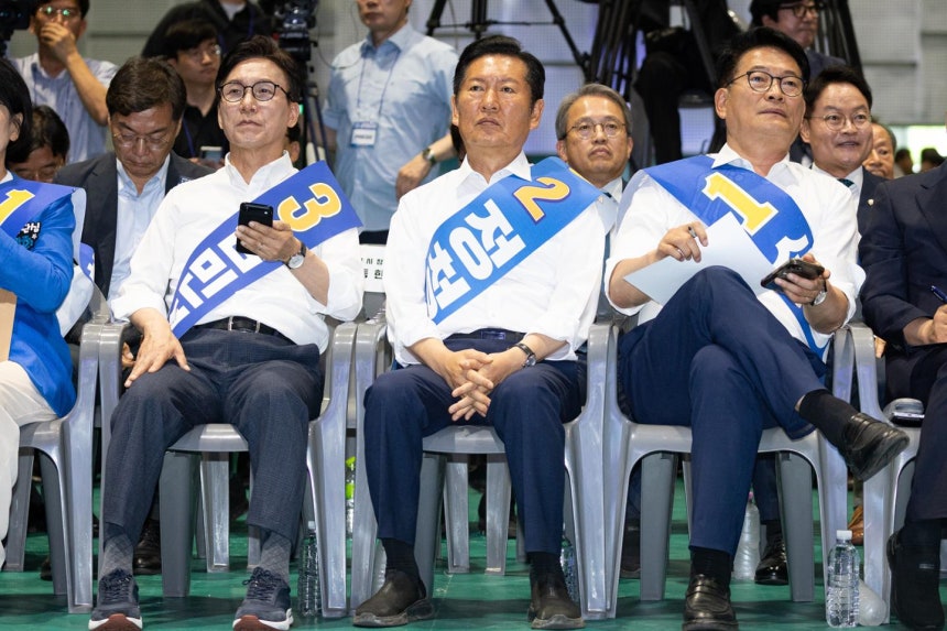 더불어민주당 김민석(왼쪽부터), 정청래, 송영길 당대표 후보가 9일 강원 횡성군 횡성국민체육센터에서 열린 더불어민주당 당대표 및 최고위원 선출을 위한 강원 순회경선 합동연설회에 자리하고 있다. 횡성=뉴스1