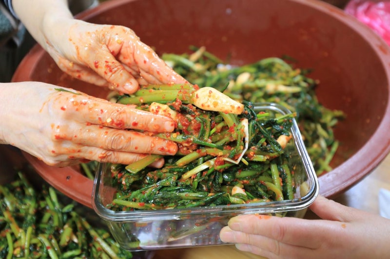 열무김치를 담그며 또 하루를 견뎌냈다 [삶과 문화]