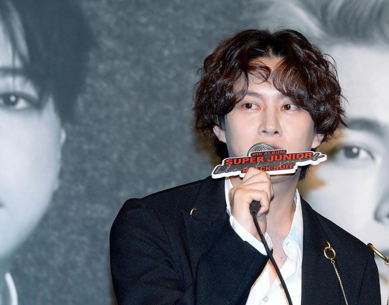 '인천 거꾸로 <b>태극기</b>' 반전에… <b>김희철</b> "성급했던 제 잘못" <b>사과</b>