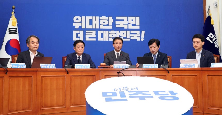 한병도 더불어민주당 대표 직무대행 겸 원내대표가 15일 국회에서 열린 최고위원회의에서 발언하고 있다. 왼쪽부터 박규환, 강득구 최고위원, 한 원내대표, 황명선, 박지원 최고위원. 뉴시스