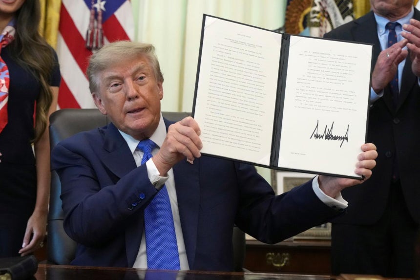 도널드 트럼프 미국 대통령이 10일 워싱턴 백악관에서 아동 백신 접종에 관련한 행정명령에 서명한 뒤 이를 들어보이고 있다. 워싱턴=AP 연합뉴스