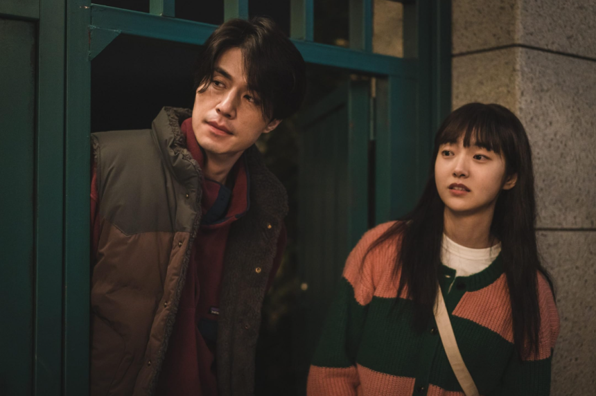 '킬러들의 쇼핑몰' 시즌1에서 삼촌 진만(이동욱)과 지안(김혜준).디즈니플러스 제공