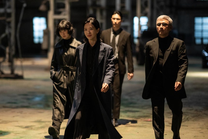 '킬러들의 쇼핑몰' 시즌2에서 글로벌 용병조직 바빌론의 일본지사 소속 킬러로 새로 등장한 구사나기 진(정윤하·왼쪽 두 번째).디즈니플러스 제공