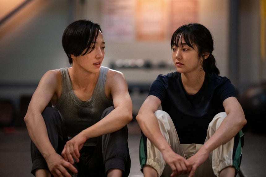'킬러들의 쇼핑몰' 시즌2의 민혜(금해나)와 지안(김혜준).디즈니플러스 제공