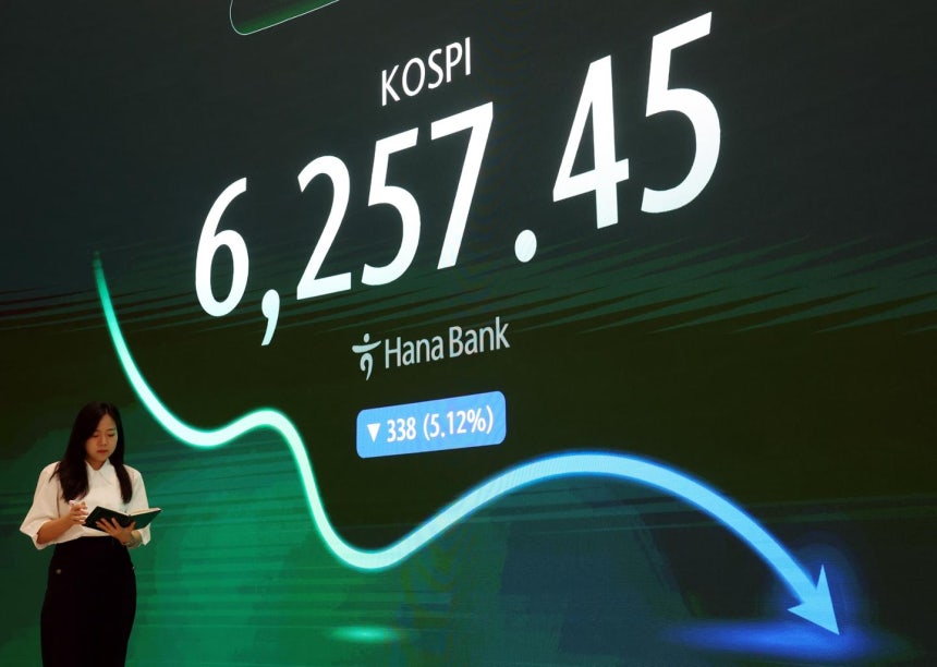 코스피 지수가 전 거래일보다 5.12% 내린 6,257.45에 장을 마감한 3일 오후 서울 중구 하나은행 본점 딜링룸에서 딜러가 업무를 보고 있다.뉴시스