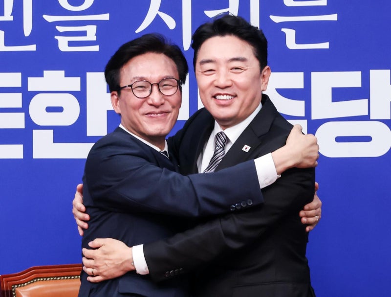 <b>김민석</b>, 강훈식과 상견례서 포옹... "벽 없는 당청 원팀 소통·완성"