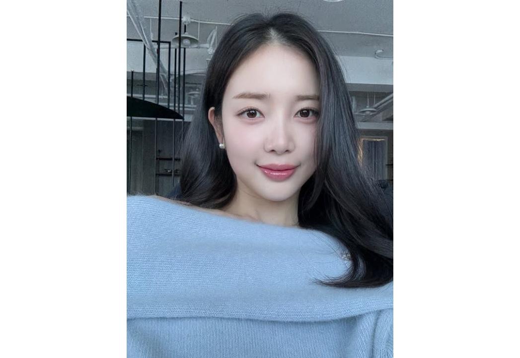 이용대와 열애설 휩싸였던 <b>윤채경</b>, 의미심장 SNS "<b>뒤통수</b> 맞았다"